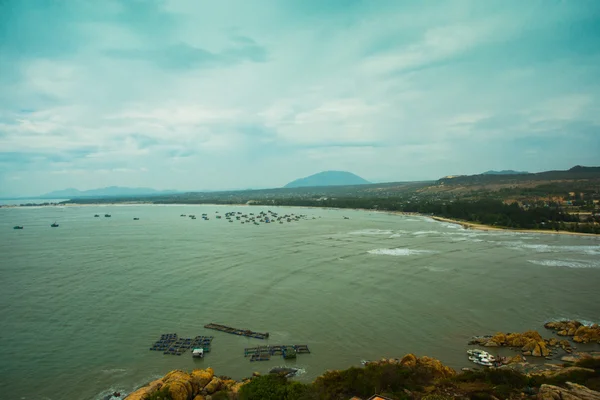 Bellissimo mare con onde e montagne.Vista aerea Mui Ne, Phan Thiet, Vietnam . — Foto Stock