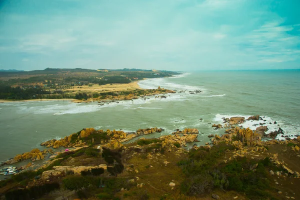 Bellissimo mare con onde e montagne.Vista aerea Mui Ne, Phan Thiet, Vietnam . — Foto Stock