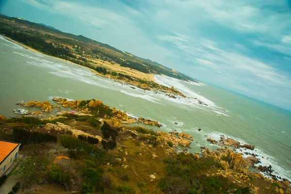 Bellissimo mare con onde e montagne.Vista aerea Mui Ne, Phan Thiet, Vietnam . — Foto Stock