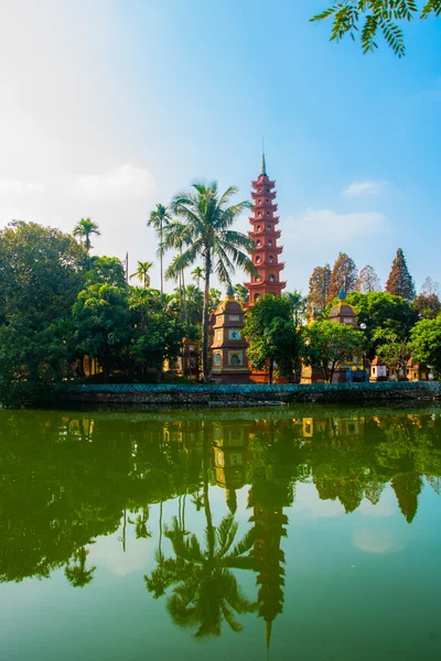 Pagoda Tran Quoc - Hanoi, Vietnam.it es un famoso destino turístico en Hanoi, Vietnam — Foto de Stock