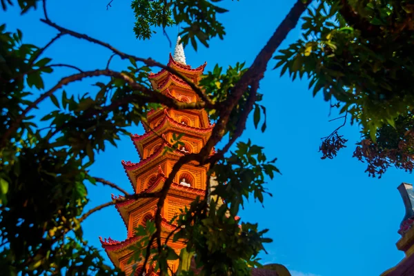 Pagoda Tran Quoc - Hanoi, Vietnam.it es un famoso destino turístico en Hanoi, Vietnam — Foto de Stock