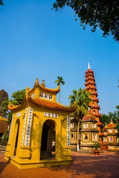 Pagoda Tran Quoc - Hanoi, Vietnam.it es un famoso destino turístico en Hanoi, Vietnam — Foto de Stock