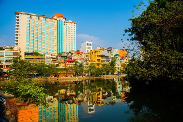 Calle en la capital de Vietnam.Casa reflejada en el agua.Hanoi.Vienam — Foto de Stock