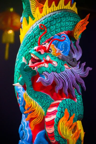 En staty av en drake på en stolpe. Kinesiska röda lyktan. Kinesiskt tempel. — Stockfoto