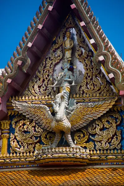 Złota ozdoba na dachu świątyni. Hua Hin.Thailand. — Zdjęcie stockowe