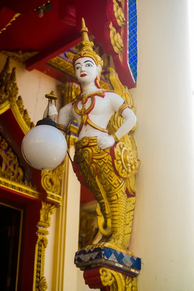 Golden sculpture, a row of buddha statues, holding lanterns.Hua Hin.Thailand. — Stock Photo, Image