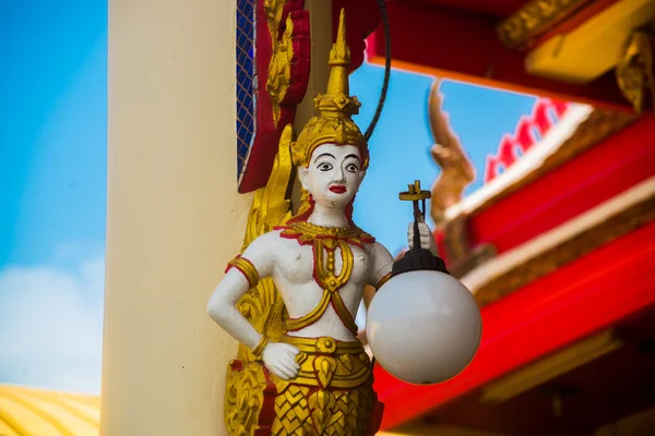 Golden sculpture, a row of buddha statues, holding lanterns.Hua Hin.Thailand. — Stock Photo, Image