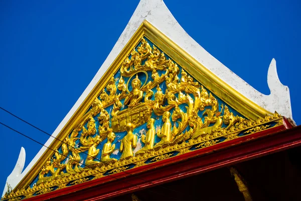 Gouden sieraad op het dak van de tempel. Hua Hin.Thailand. — Stockfoto