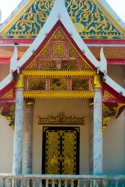 Goldschmuck auf dem Tempeldach. hua hin.thailand. — Stockfoto