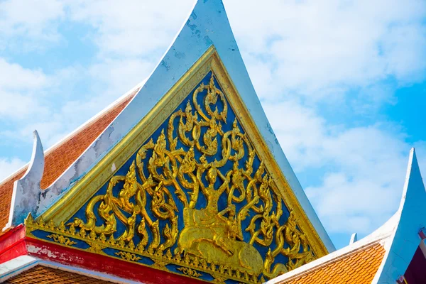 Zlatá ozdoba na střeše chrámu. Hua Hin.Thailand. — Stock fotografie