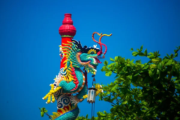 The statue of a dragon on a pole. Chinese red lantern.Chinese temple. — Stock Photo, Image