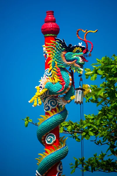 The statue of a dragon on a pole. Chinese red lantern.Chinese temple. — Stock Photo, Image