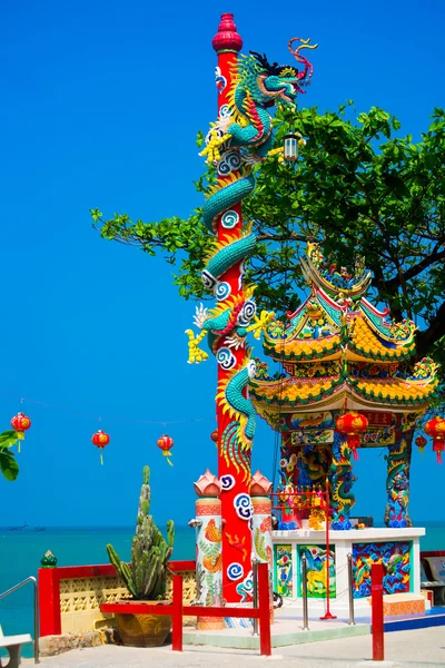 La estatua de un dragón en un poste. Linterna roja china.Templo chino . — Foto de Stock