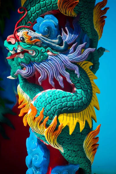 The statue of a dragon on a pole. Chinese red lantern.Chinese temple. — Stock Photo, Image