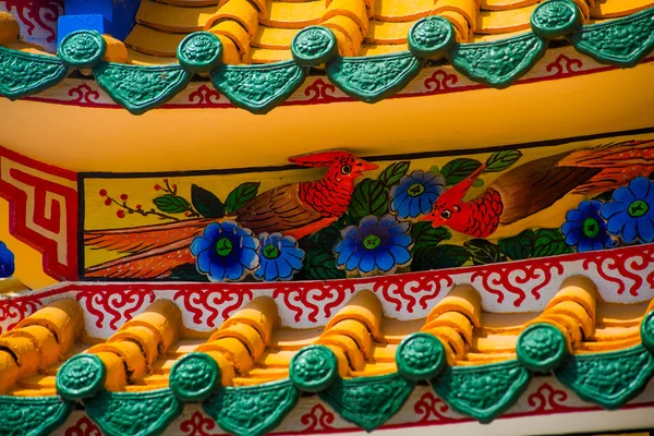 A fragment of a Chinese temple,birds and flowers. — Stock Photo, Image