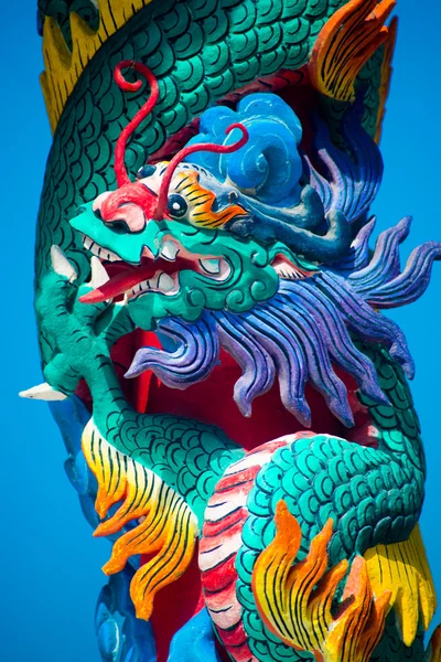 Статую Дракона на полюс. Китайський Червоний ліхтар. Китайський храм. — стокове фото