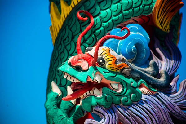 Το άγαλμα ενός δράκου για ένα πόλο. Κινεζική κόκκινο φανάρι. Κινεζικό ναός. — Φωτογραφία Αρχείου