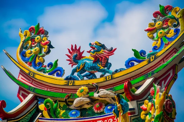 Chinese tempel dak. Een fragment van een Chinese tempel, dragon. — Stockfoto