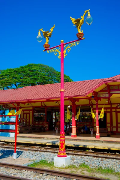 HUA HIN, TAILANDIA. Estación de tren de Hua Hin es un lugar famoso por las atracciones turísticas populares, ya que es un lugar para la conservación de la arquitectura antigua . — Foto de Stock