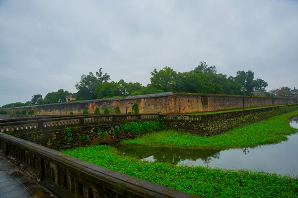 Gamla fästningen. Vallgraven runt byggnaden. Hue, Vietnam — Stockfoto