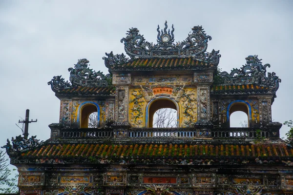 Um fragmento de decoração do arco de entrada para a fortaleza, Entrada de Cidadela, Hue, Vietnã . — Fotografia de Stock