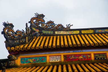 Eski Kalesi. Dekorasyon çatı bir parçası. Hue, Vietnam