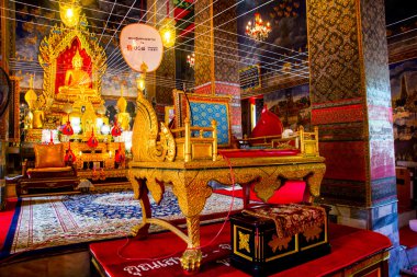 Tapınakta altın Buddha heykeli. Ayutthaya. Tayland. 