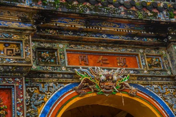 ドラゴンとシタデル、フエ、ベトナムの flowersentrance で飾りのフラグメント. — ストック写真