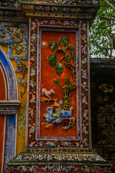 Ein Fragment eines Ornaments. Eingang der Zitadelle, Farbton, Vietnam. — Stockfoto