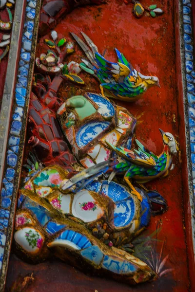 Een fragment van een ornament. Ingang van Citadel, Hue, Vietnam. — Stockfoto