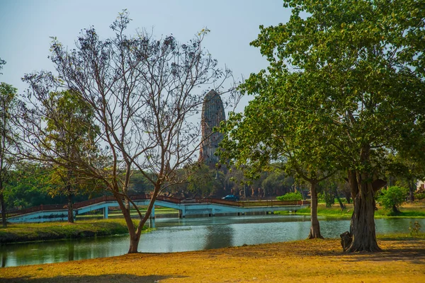 Een geruïneerde tempel in de buurt van het meer. Ayutthaya Thailand. — Stockfoto