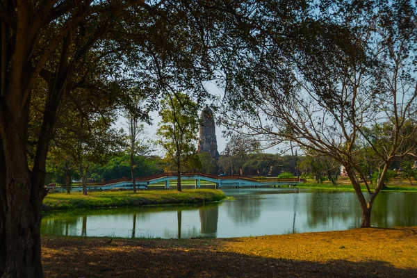 Ett gammalt förstörda tempel nära sjön. Ayutthaya Thailand. — Stockfoto