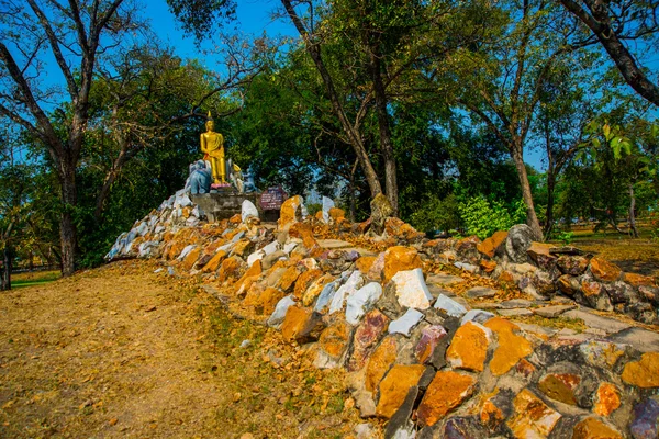 Respektera stora gyllene buddha vid templet i thailand på dag som solsken och blå himmel — Stockfoto