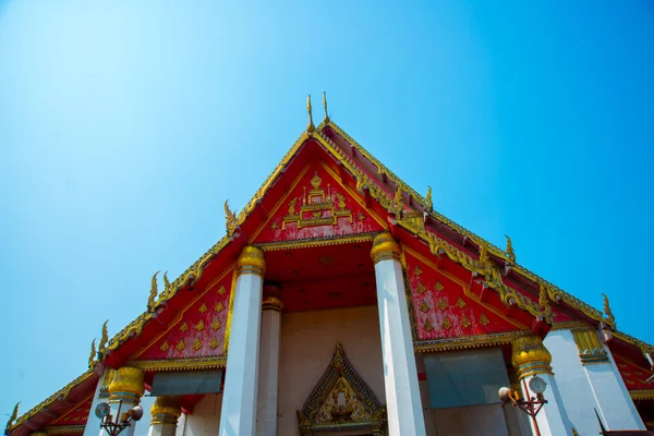 Bâtiment religieux avec un toit triangulaire sur fond bleu ciel. Ayutthaya Thaïlande . — Photo