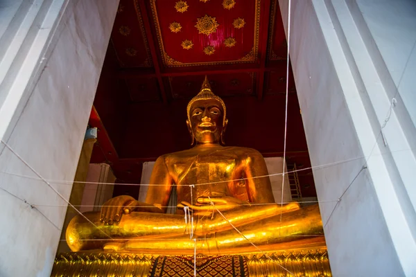 Statue de Bouddha d'or dans le temple.Ayutthaya. Thaïlande . — Photo