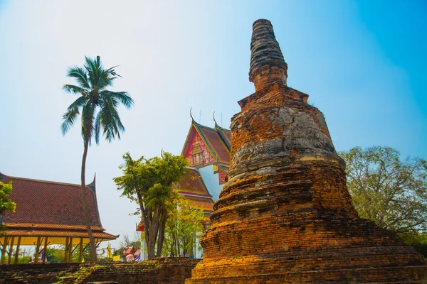 Oude paleizen op de achtergrond van de blauwe hemel. Ayutthaya Thailand. — Stockfoto