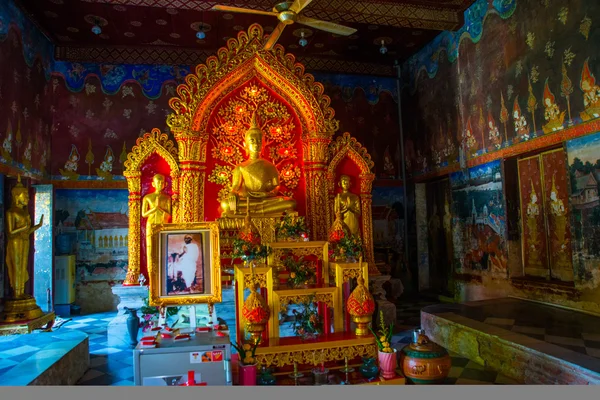 Tapınakta altın Buddha heykeli. Ayutthaya. Tayland. — Stok fotoğraf