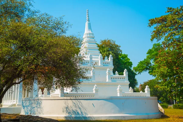 Un hermoso stupa.Ayutthaya.Thailand blanco . — Foto de Stock