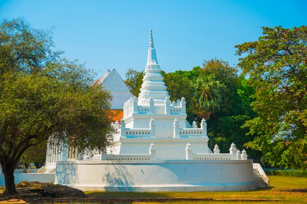 Güzel beyaz stupa. Ayutthaya.Thailand. — Stok fotoğraf