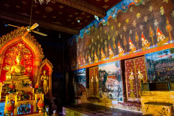 Estatua de Buda de Oro en el templo.Ayutthaya. Tailandia . —  Fotos de Stock