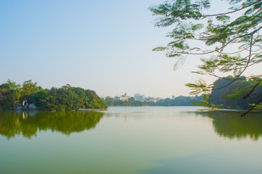 Güzel göl yeşil ağaçlar ile. Hanoi, Vietnam.