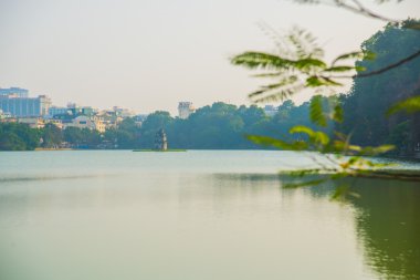 Güzel göl yeşil ağaçlar ile. Hanoi, Vietnam.