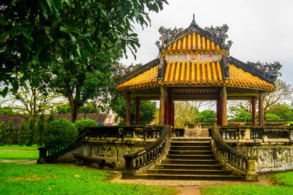 Pequeno pavilhão na cidadela de Hue, Vietnã, Ásia — Fotografia de Stock