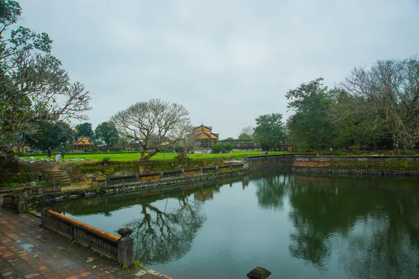 Damm, liten paviljong i Hue citadellet, Vietnam, Asien — Stockfoto