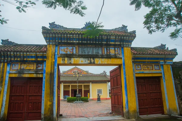 Velha fortaleza. Entrada de portão.HUE, VIETNAM — Fotografia de Stock