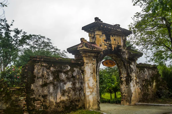古い要塞。ゲート入力します。ベトナム ・ フエ — ストック写真