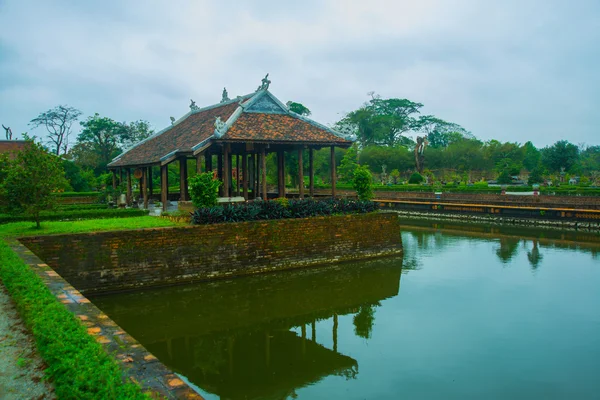 Pequeno pavilhão na cidadela de Hue, Vietnã, Ásia — Fotografia de Stock