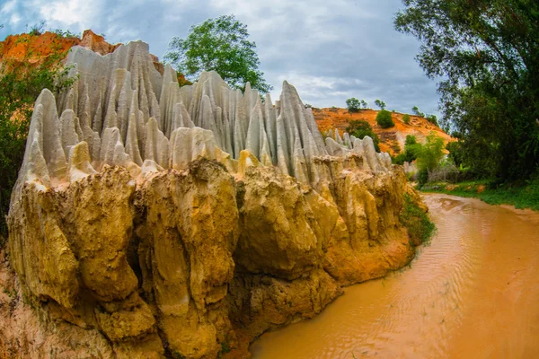 Fairy Stream, Suoi Tien, Mui Ne, Vietnam. Een van de toeristische attracties in Bergen Mui Ne.Beautiful en water — Stockfoto