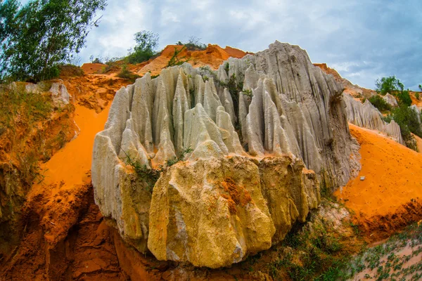 Feenbach, suoi tien, mui ne, vietnam. eine der Touristenattraktionen in mui ne.beautiful Berge und Wasser — Stockfoto