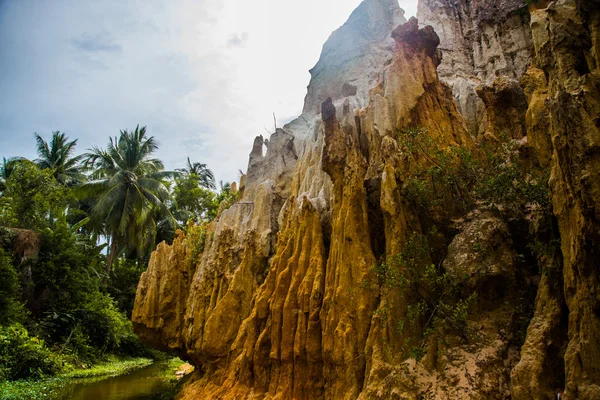 Fairy Stream, Suoi Tien, Mui Ne, Vietnam. En av turistattraktionerna i Mui Ne.Beautiful berg och vatten — Stockfoto